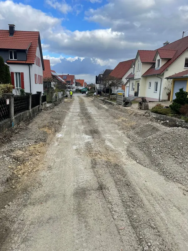 Straße im Wohngebiet im Bau, Tragschicht eingebaut zwischen den Häusern
