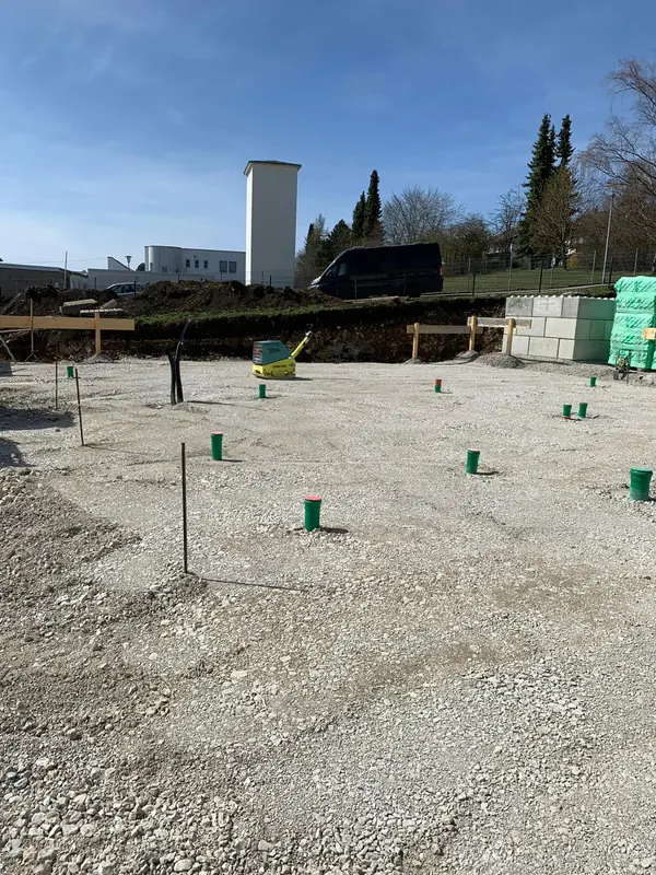 Vorbereitete Gründung mit eingemessenen Fundamenthülsen in der Schotterfläche