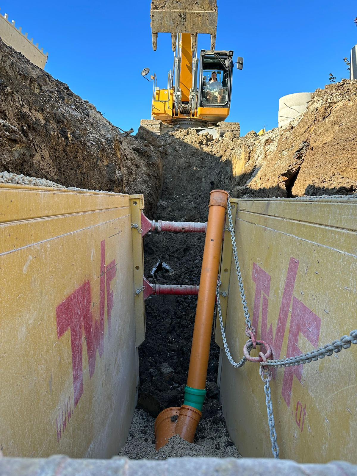 Verbaubox mit Spindeln zur Sicherung eines tiefen Rohrgrabens